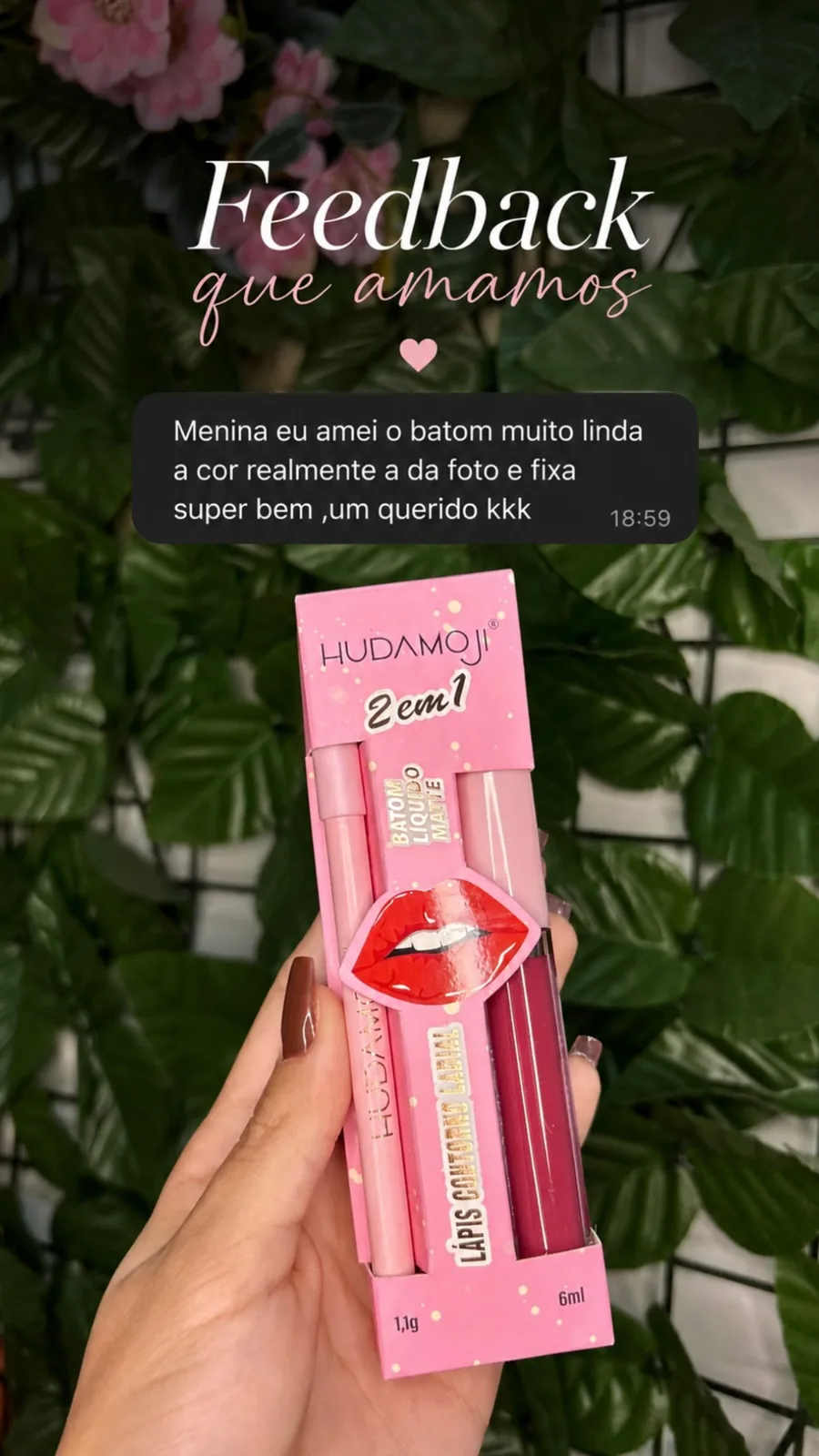 Cliente mostra o batom recebido e elogia a cor e o atendimento