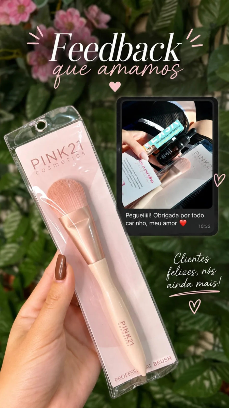 Cliente feliz mostra o pincel recebido da Éclat Beauty